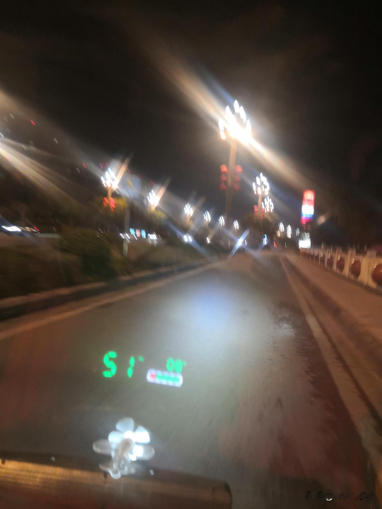 分享你所在城市随拍照片城市的夜晚灯光灿烂，走在资阳市城南大道上，随手拍下的这张图