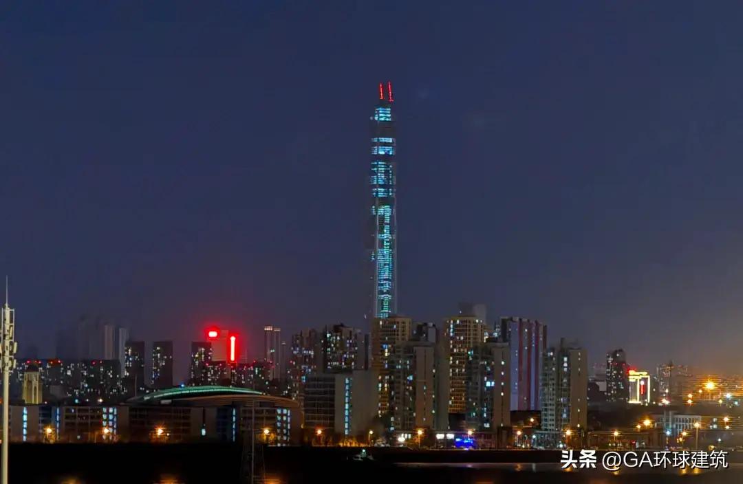 沉默十年，这次的天津117大厦一朝复活，满血复活了。近期的好消息不断，实垂了地铁