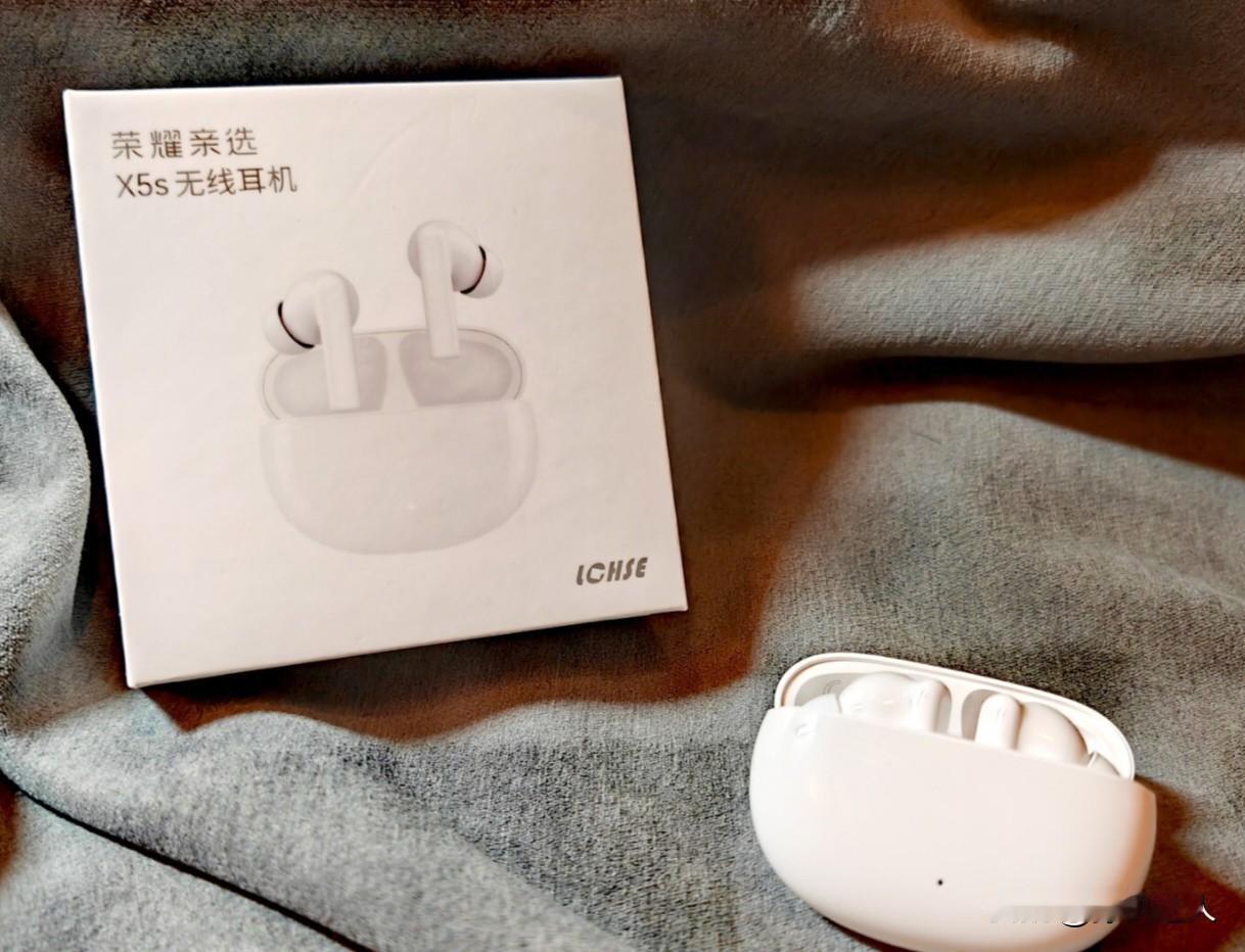 再来说下荣耀亲选X5s这款。这是一款售价仅仅100出头（139元）的耳机，但该有