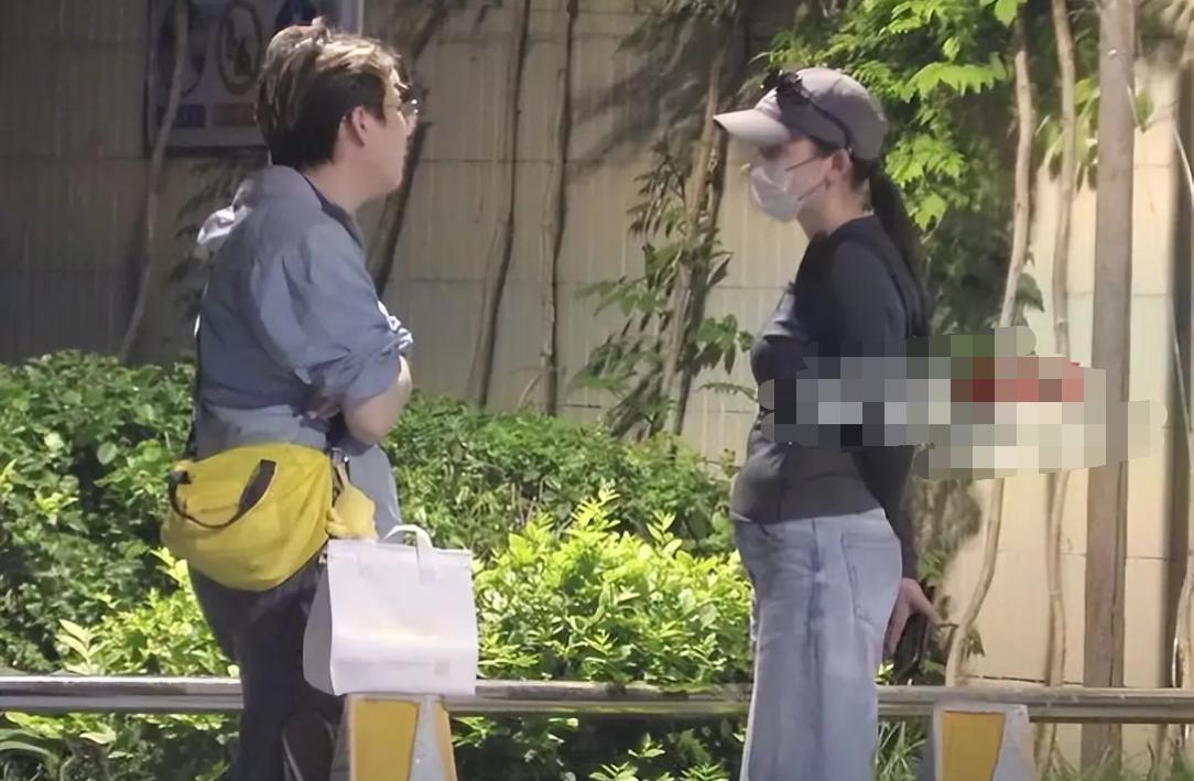 热依扎被发现小腹微隆，猜测难道有二胎了吗？

5月11日傍晚，演员热依扎和几个朋