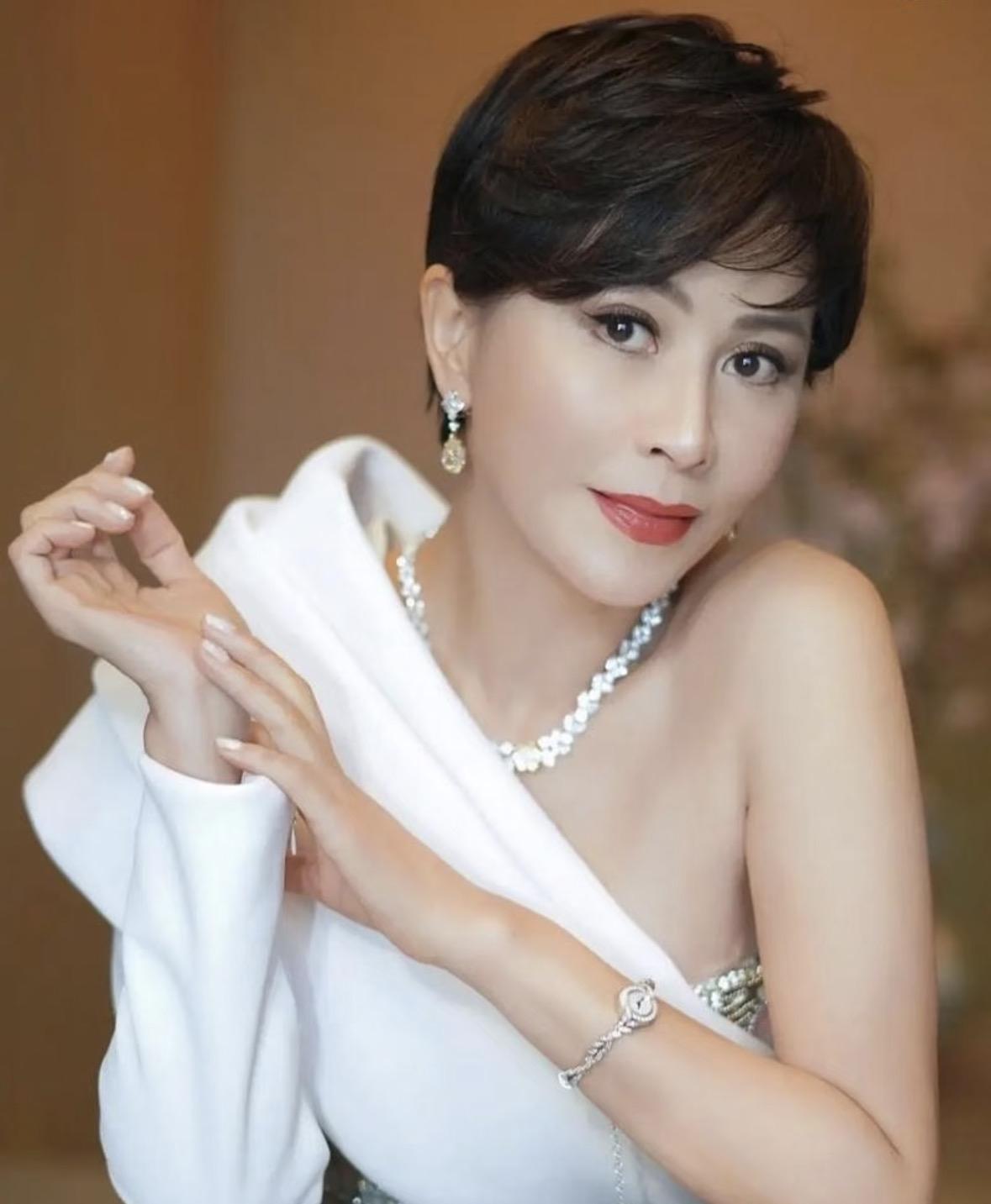 刘嘉玲，59岁了
该经历的风浪都闯过了

见证过港片黄金时代，走过低谷，也守得云