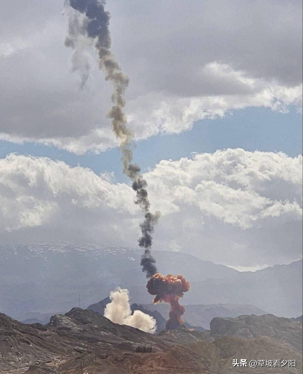 以色列空军突袭伊朗亚兹德地区，现场腾起橙红色浓烟，画面触目惊心。特殊的烟雾颜色与