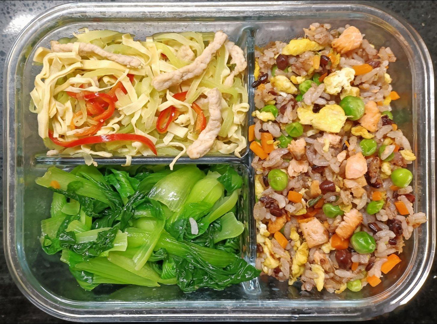 #儿子的午餐##这个问题吃什么# 胡萝卜豌豆三文鱼蛋炒杂粮米饭，炒莴苣彩椒豆皮里