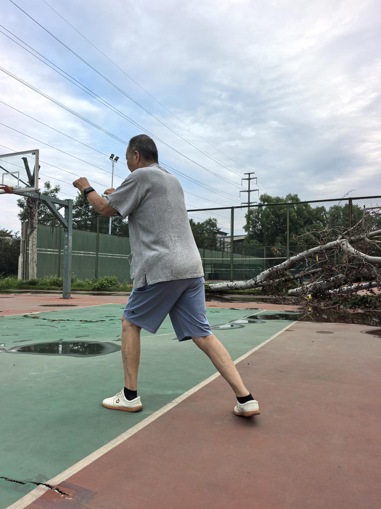 教拳越久，话越少

晨练时，我带学员走"云手"，场边一位老拳友突然插话："苏老师