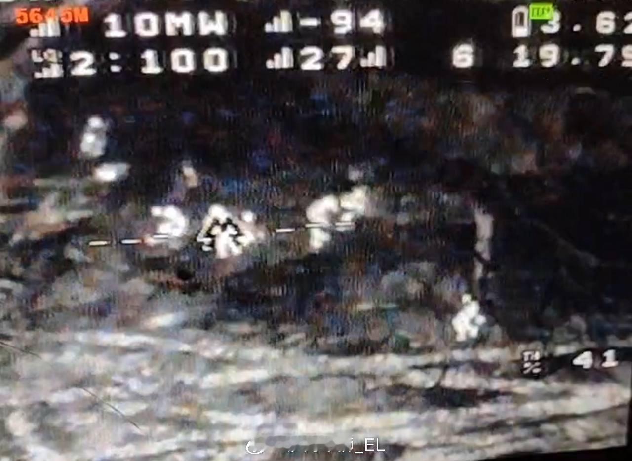 俄罗斯频道发布了一些照片，俄军无人机的热成像摄像头拍摄到许多乌军士兵通过田野撤出