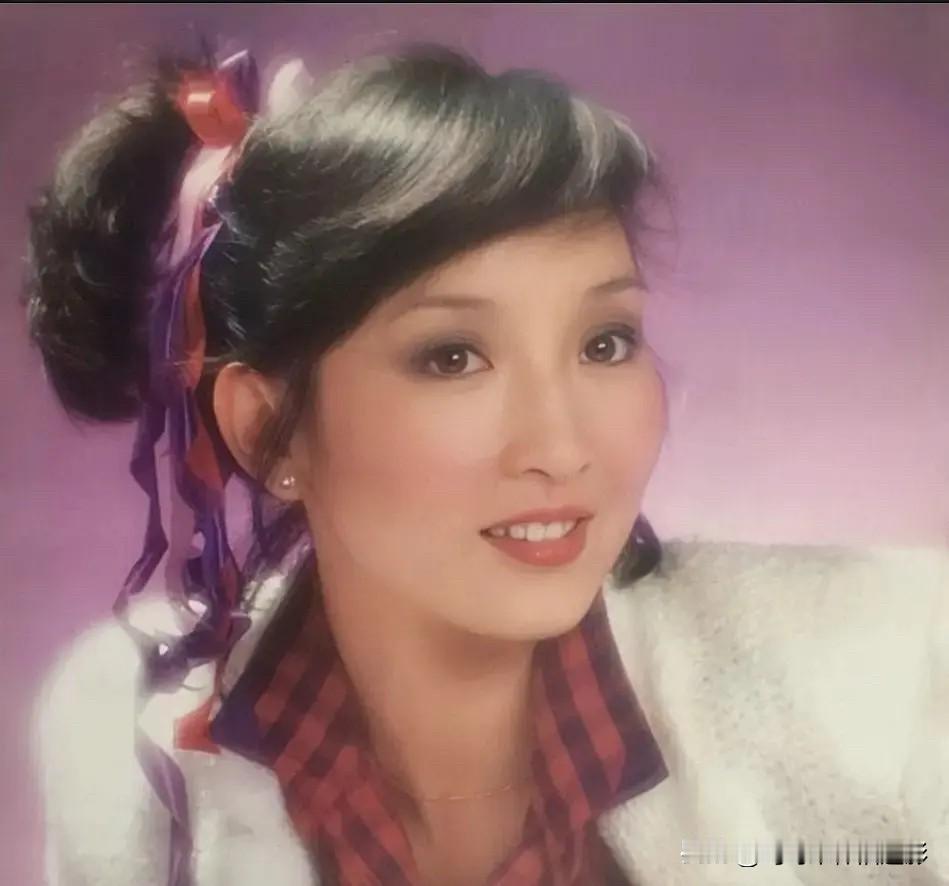 黄杏秀美图📽️
高马尾绑着紫丝带，笑起来眼睛弯成月牙，
毛绒外套配红格纹，又甜