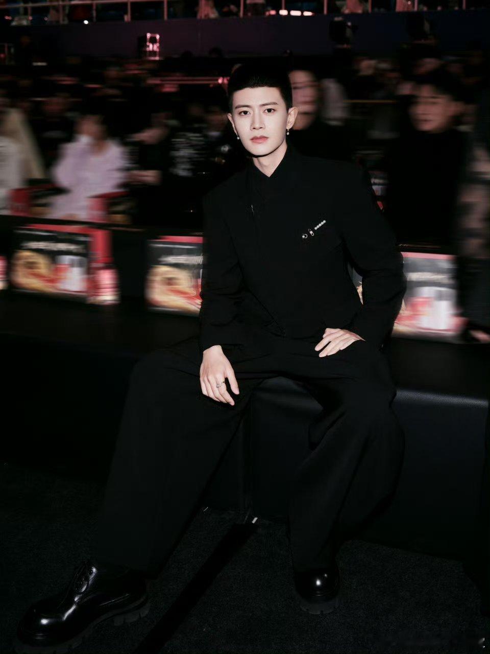 任嘉伦线下活动真的状态太好了，恭喜任嘉伦获得年度体育跨界影响力人物 