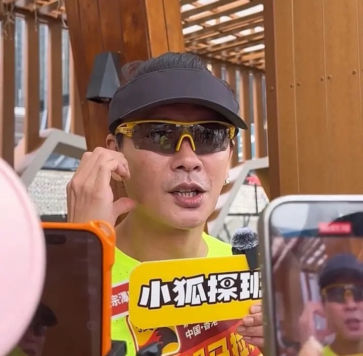 怎么感觉他有一种姨感，不是娘娘腔，是那种年纪大了雄性激素减少了 