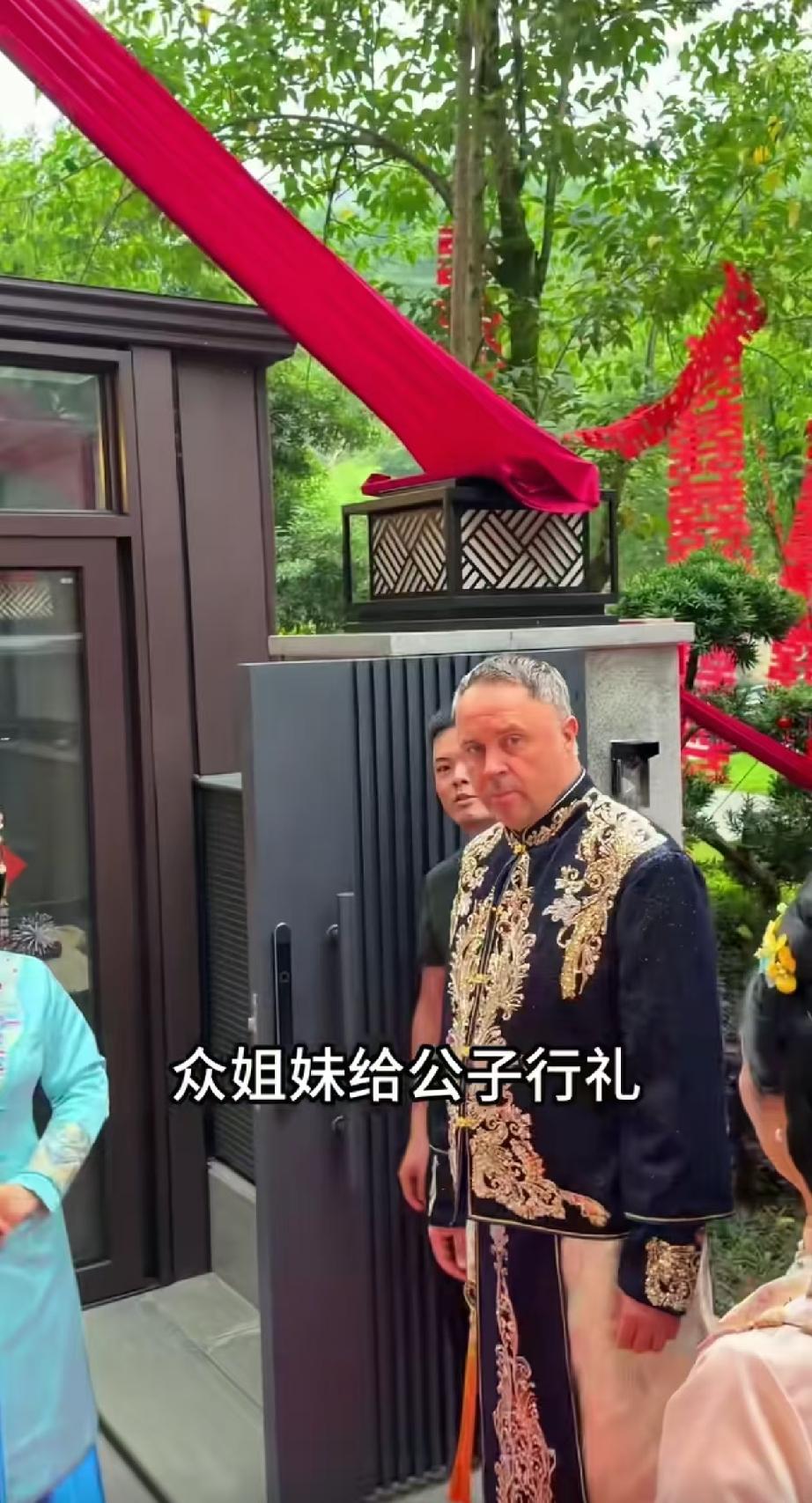 郴州一场耗资不菲的中式婚礼，

成了当地人茶余饭后的热议话题，

新娘是本地姑娘