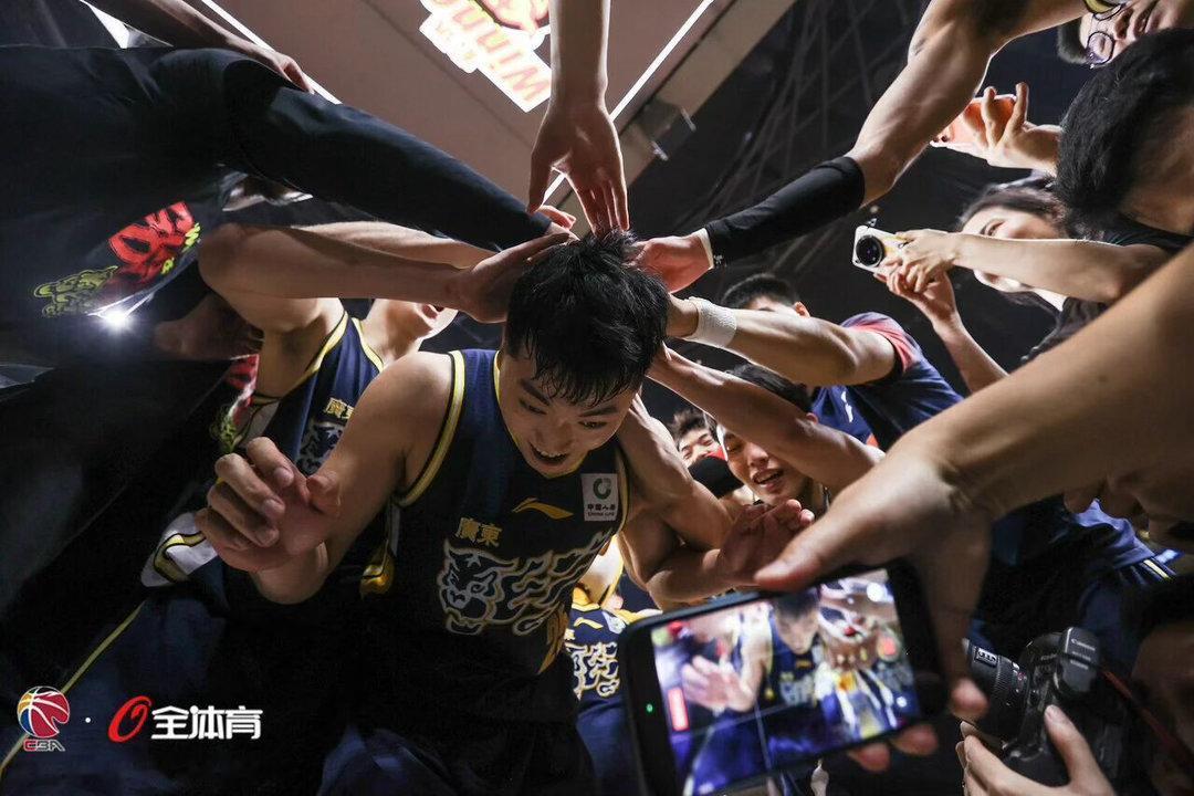 周琦第四节统治攻防，赵睿受伤引担忧！京粤大战G1北京北汽主场守住优势，广东三分哑