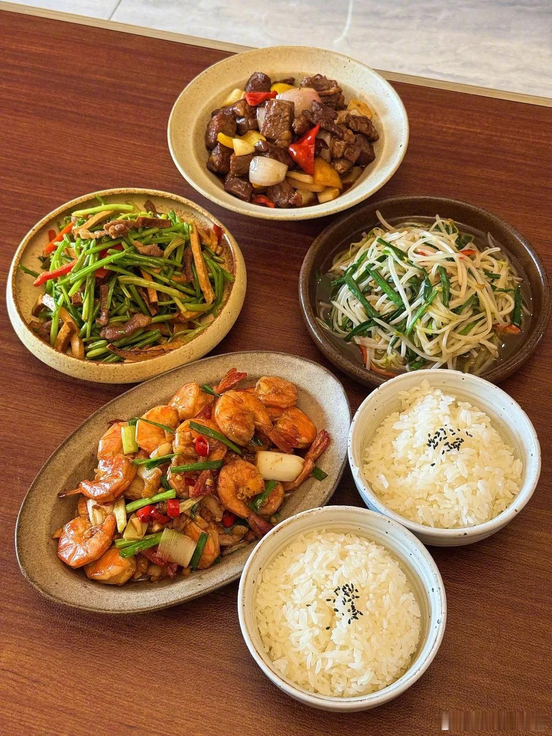今日的晚餐我会给你参考呀！[奶牛猫]蒜香大虾清炒豆芽芹菜豆干炒肉丝彩椒蒜香牛肉粒