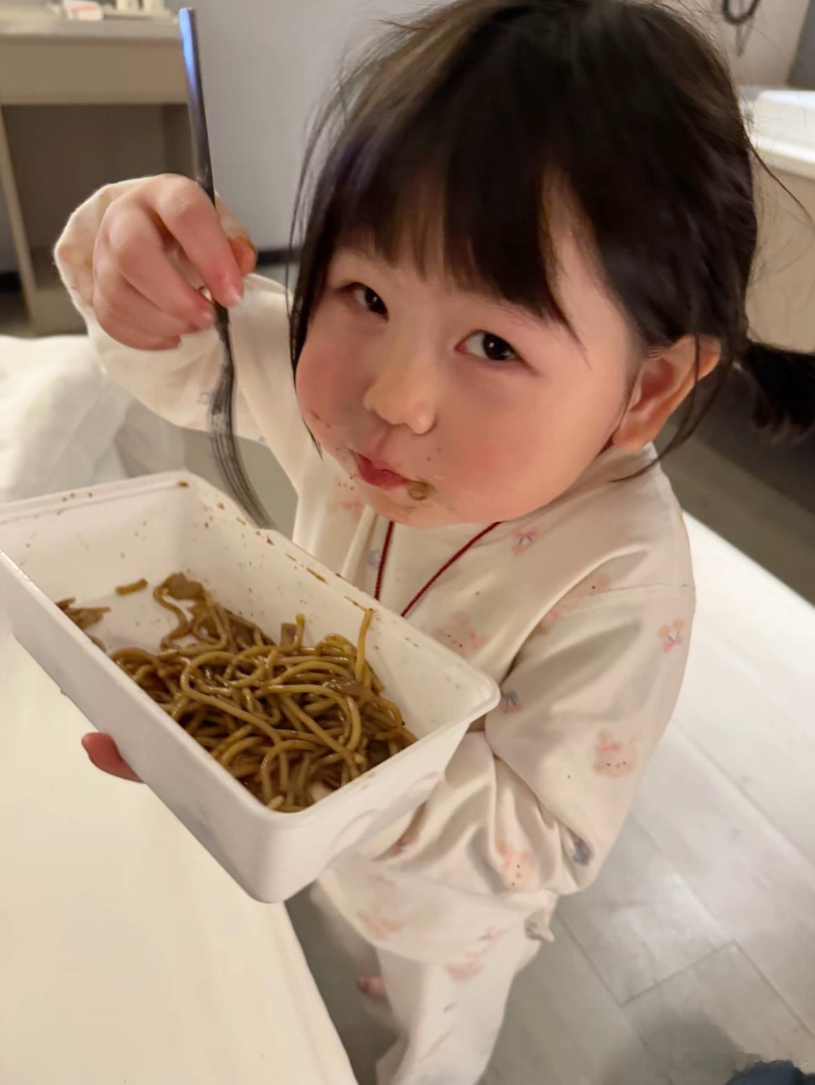 被质疑后瑶一瑶已入学幼儿园 其实一开始，瑶一瑶妈妈只是单纯分享女儿日常，搞笑又温