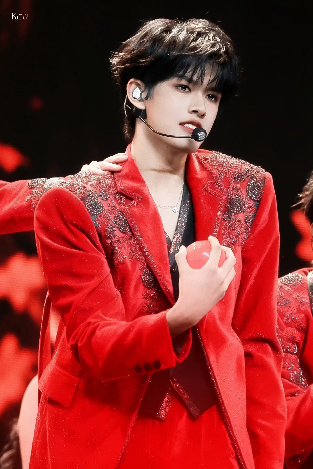 张极发布原创单曲壳张极原创单曲壳MV反复循环张极《壳》！歌名与歌词充满深意，壳既