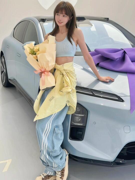 “小姐，你的新玩具🚙到了！”