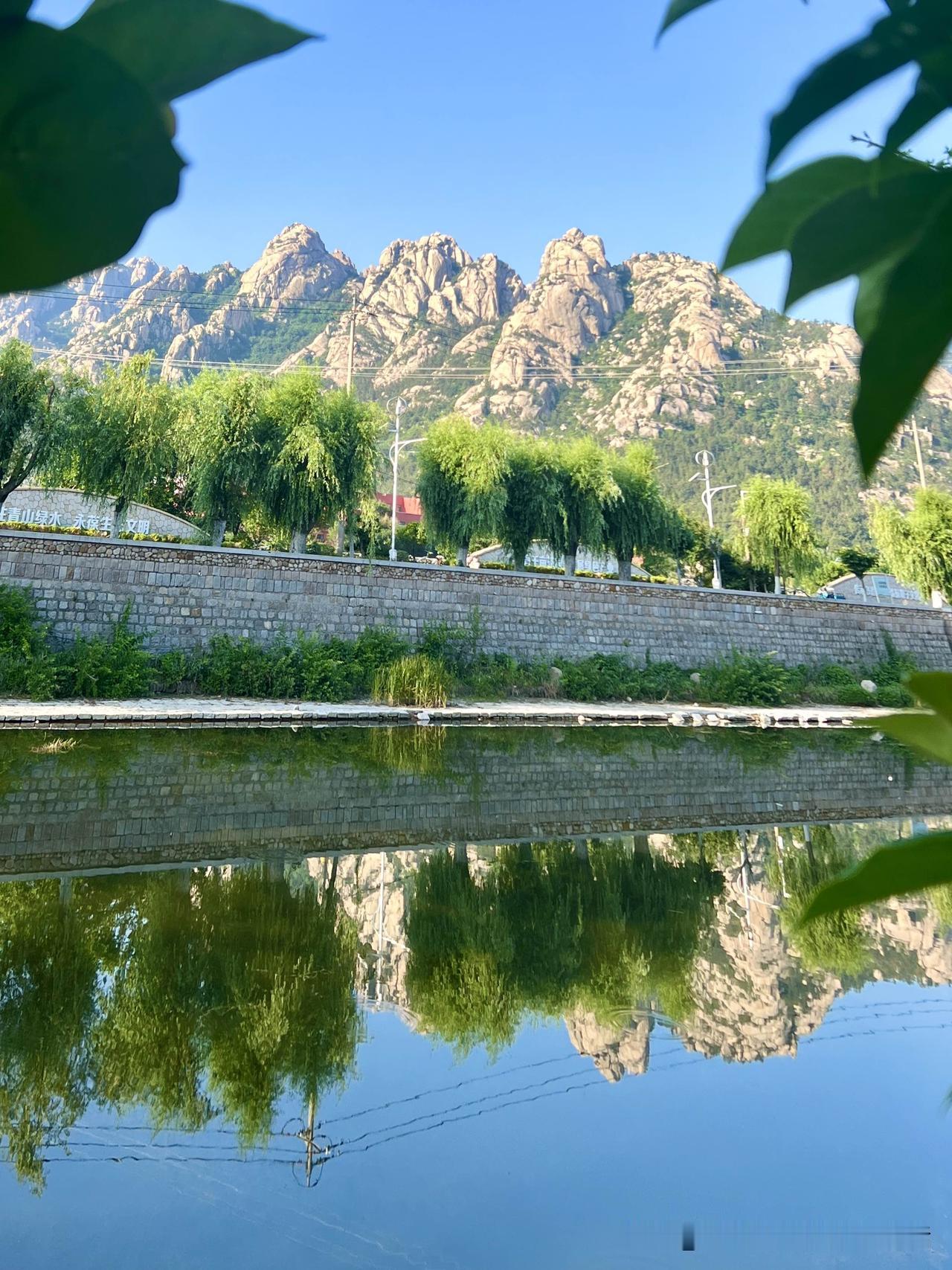 门前有条河，河对岸不远有一座山。前天下了一场雨，河水上涨，水面上便又浮起了一座山