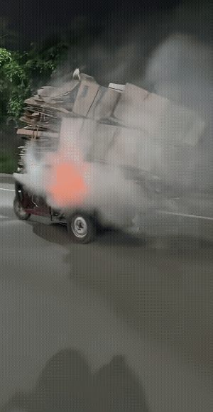 从起火的高度上看，大概率是自己抽烟掉的火星子，飞溅到纸盒子上引起的。
路人大声提