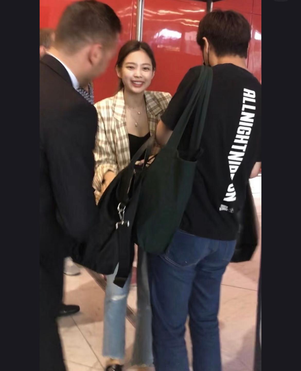 妮妮好乖..yibei萌晕[捂嘴哭] ​​​