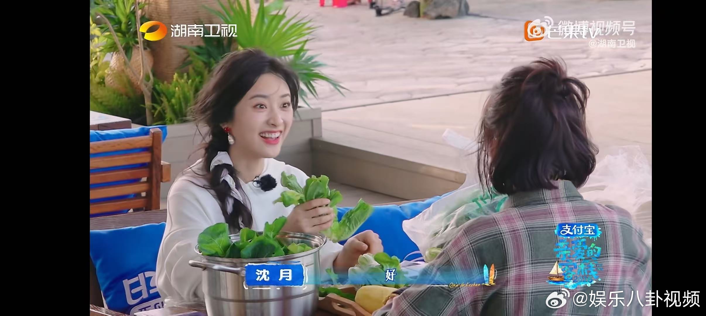 秦岚沈月择菜有请回答1988那味了 亲爱的客栈 双美同框烟火气拉满，瞬间梦回19