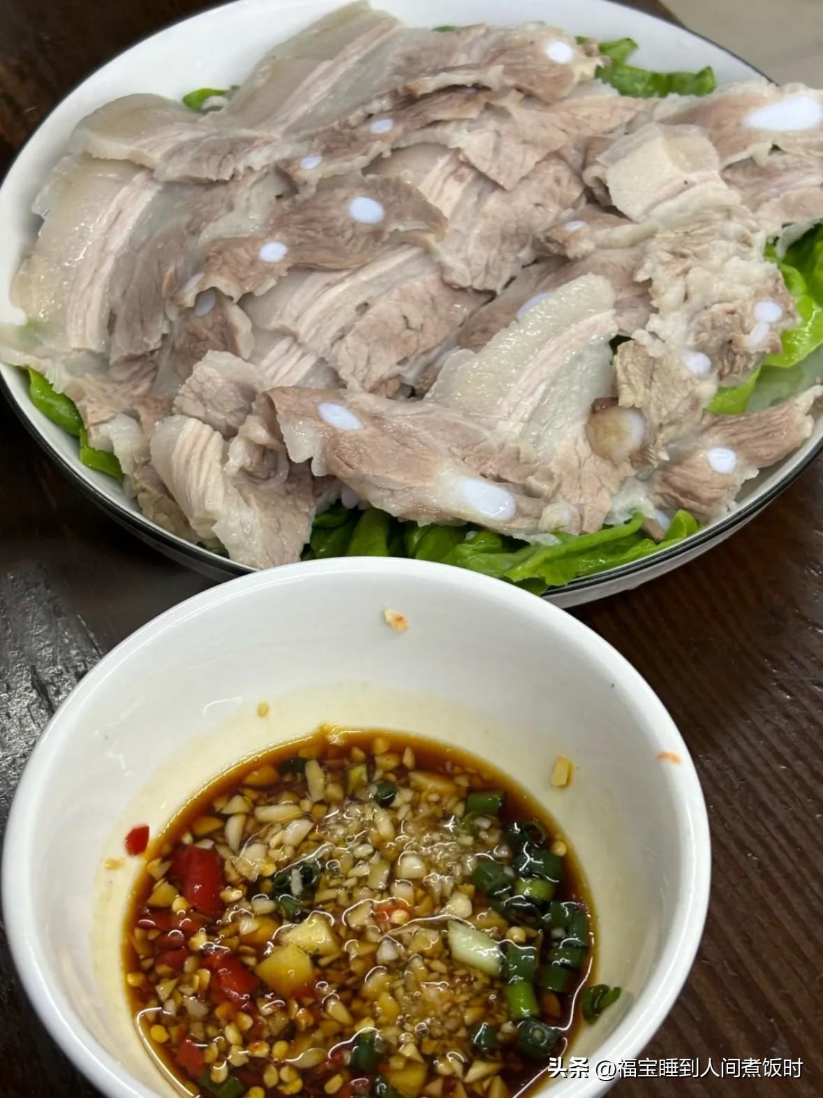 去了杭州一家超火的平价小馆🥢
白切肉，肉的质地鲜嫩，蘸上酱汁后，一口咬下去超级