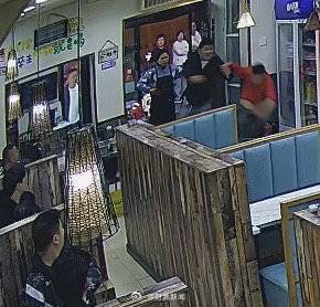 【#男子饭店门口小便被劝阻后打人# 警方：已受案】#警方回应男子饭店门口小便还打