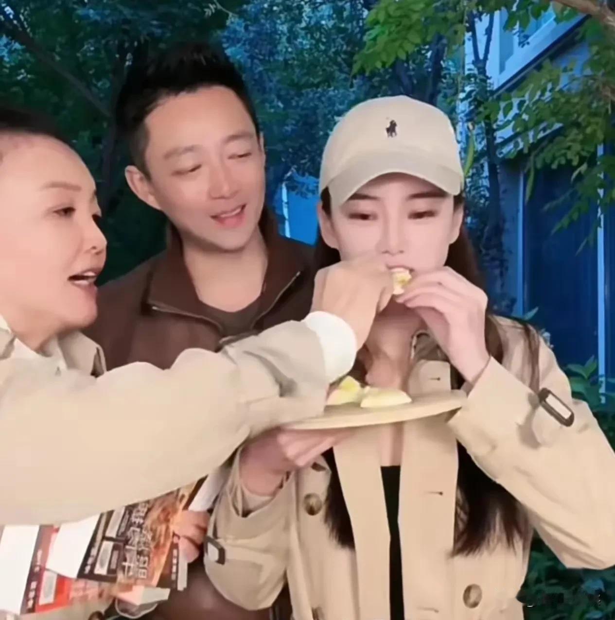 🐴筱梅
不想笑就别笑了

都说他们家
夫妻一心一意
婆媳相处和睦

但是细节骗