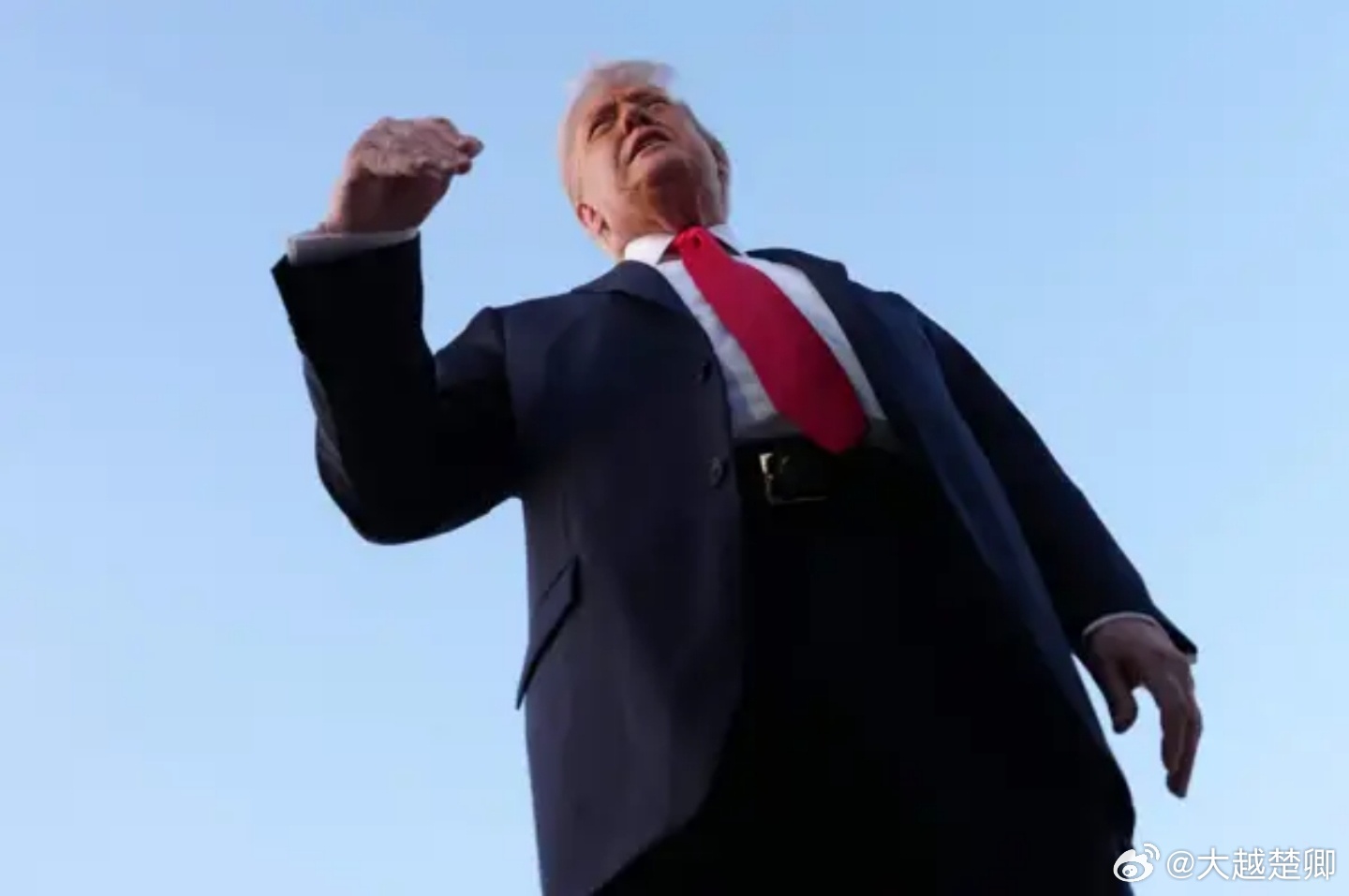 特朗普批评美媒总是渲染中国是美国之敌。他认为，美国经济若失去中国，将无法独存。 