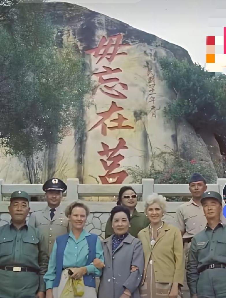 据相关资料介绍，这张照片拍于1973年，是宋美龄同帕特.尼克松同框合影。
   