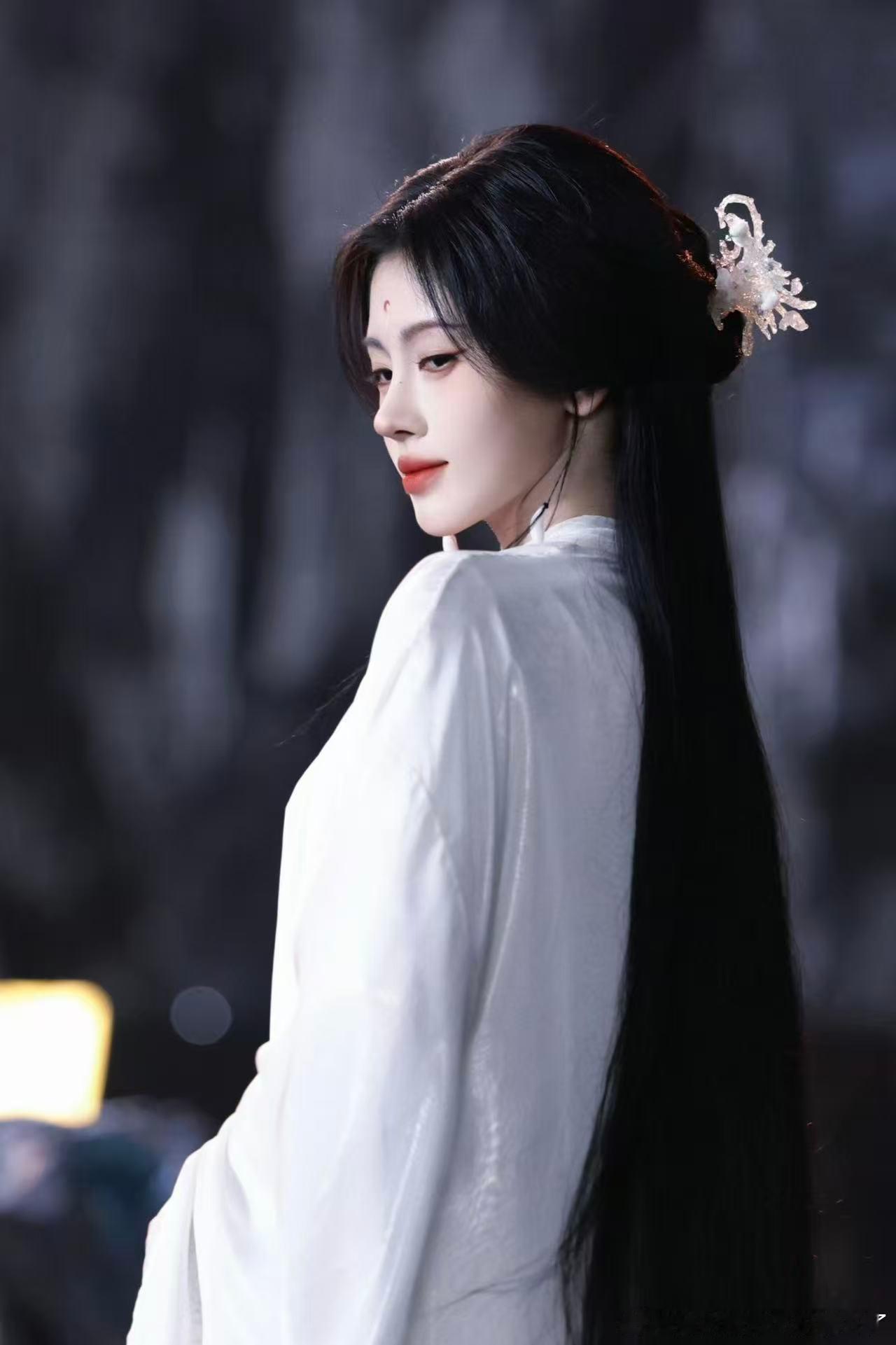 月鳞绮纪鞠婧祎戏服卖掉了追完《月鳞绮纪》再看到鞠婧祎的戏服被卖掉，心里真的五味杂