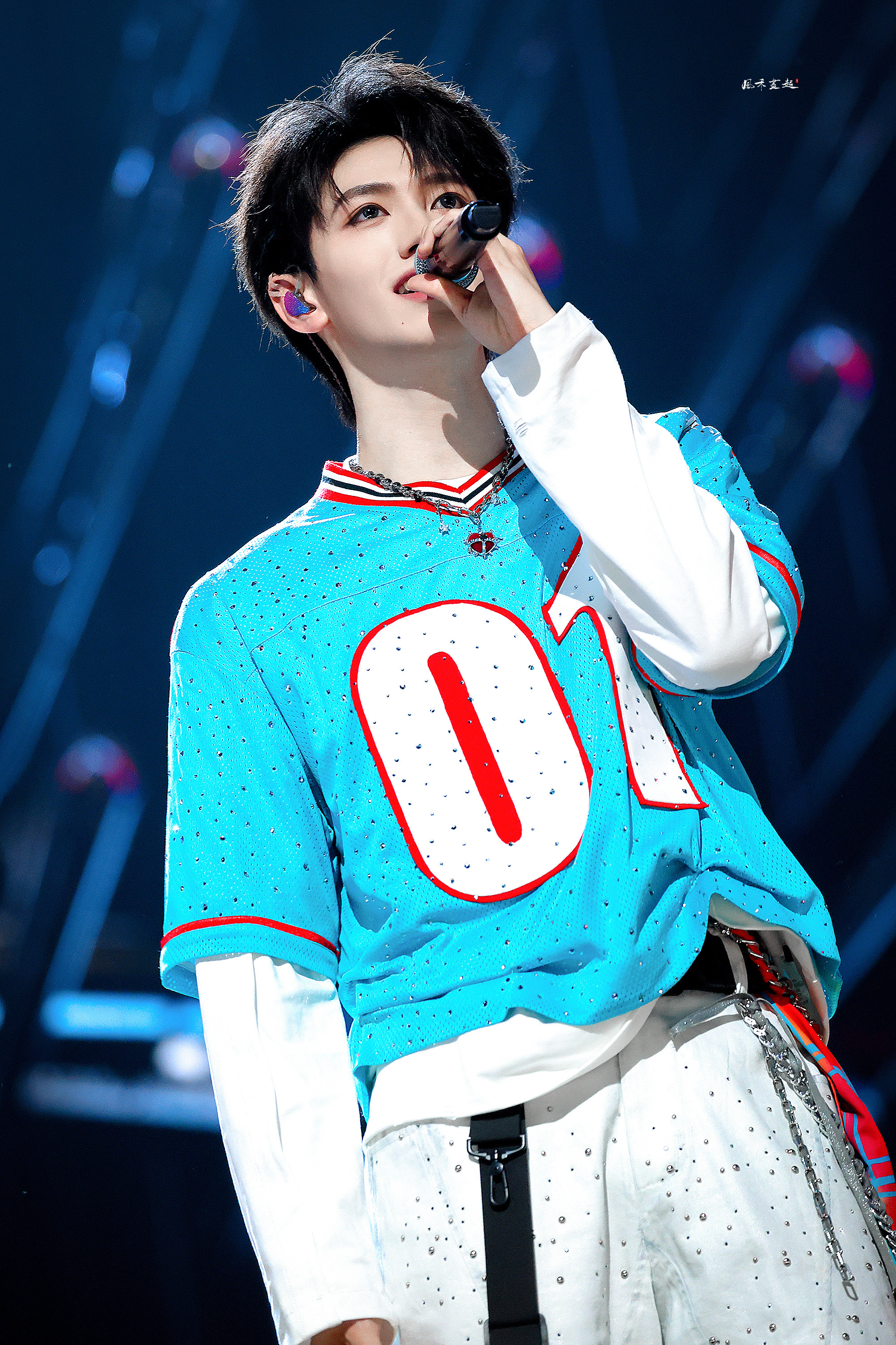 朱志鑫追星成功阿志在小时候就讲过自己的偶像是俊凯师兄，志鑫会跟师兄一样闪闪发光?