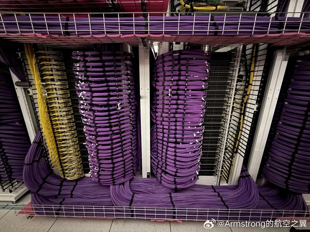 马斯克Grok AI的Colossus 2新超级集群的网络布线，首批安装55万块