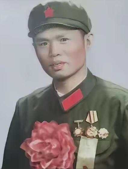 1982年，在越战中立下一等功的龙洪春，坚持娶一个入狱的女工，被取消军校保送，两