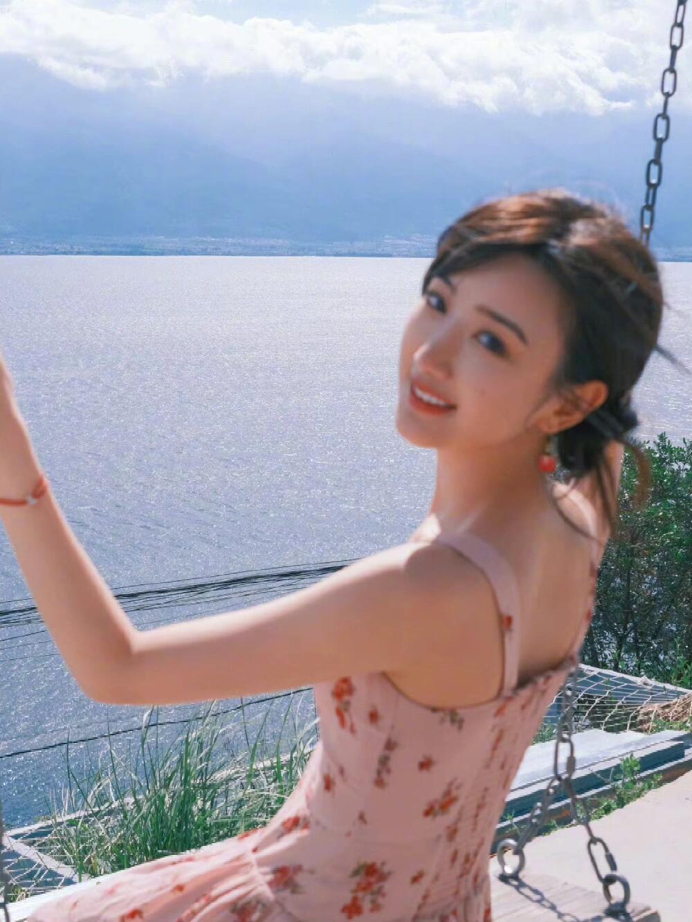 有一种粉叫毛晓彤粉终于get到“有一种粉叫毛晓彤粉”的真谛！粉色妆造衬得她肤白貌