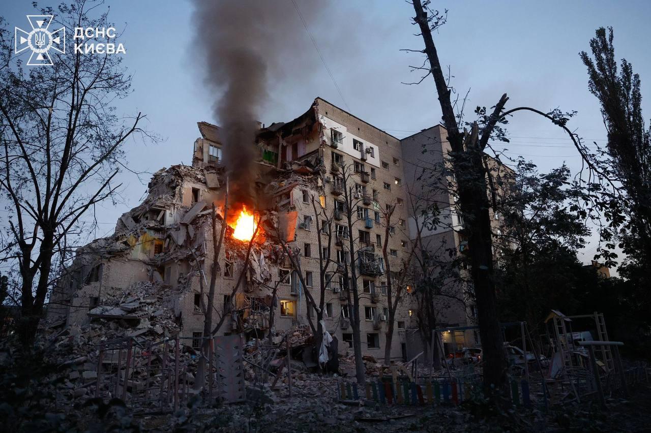 俄罗斯一夜之间向基辅发射了70多枚导弹和近500架无人机，造成13人死亡。
泽连