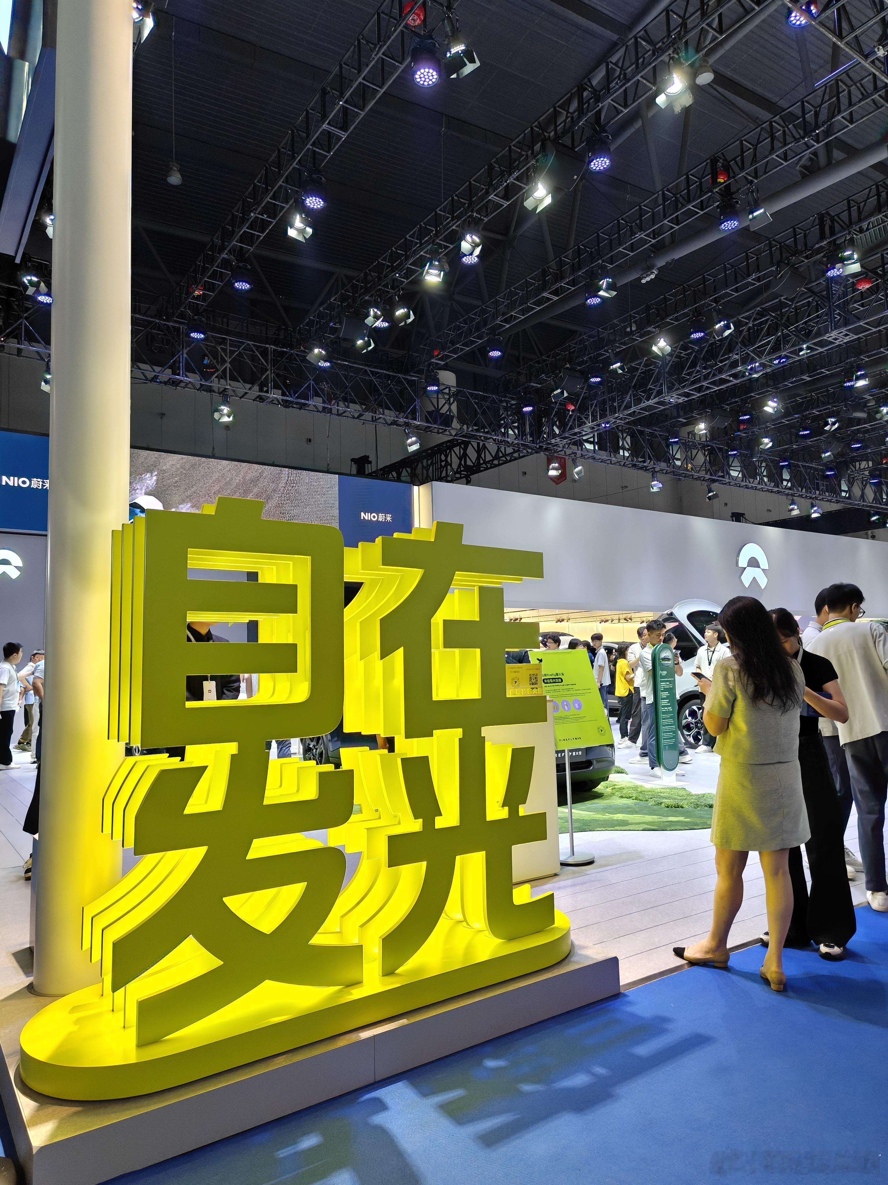 蔚来 ES8 的第 14 万台车是在成都车展交付的，刚刚错过了，在展台逛了一下对