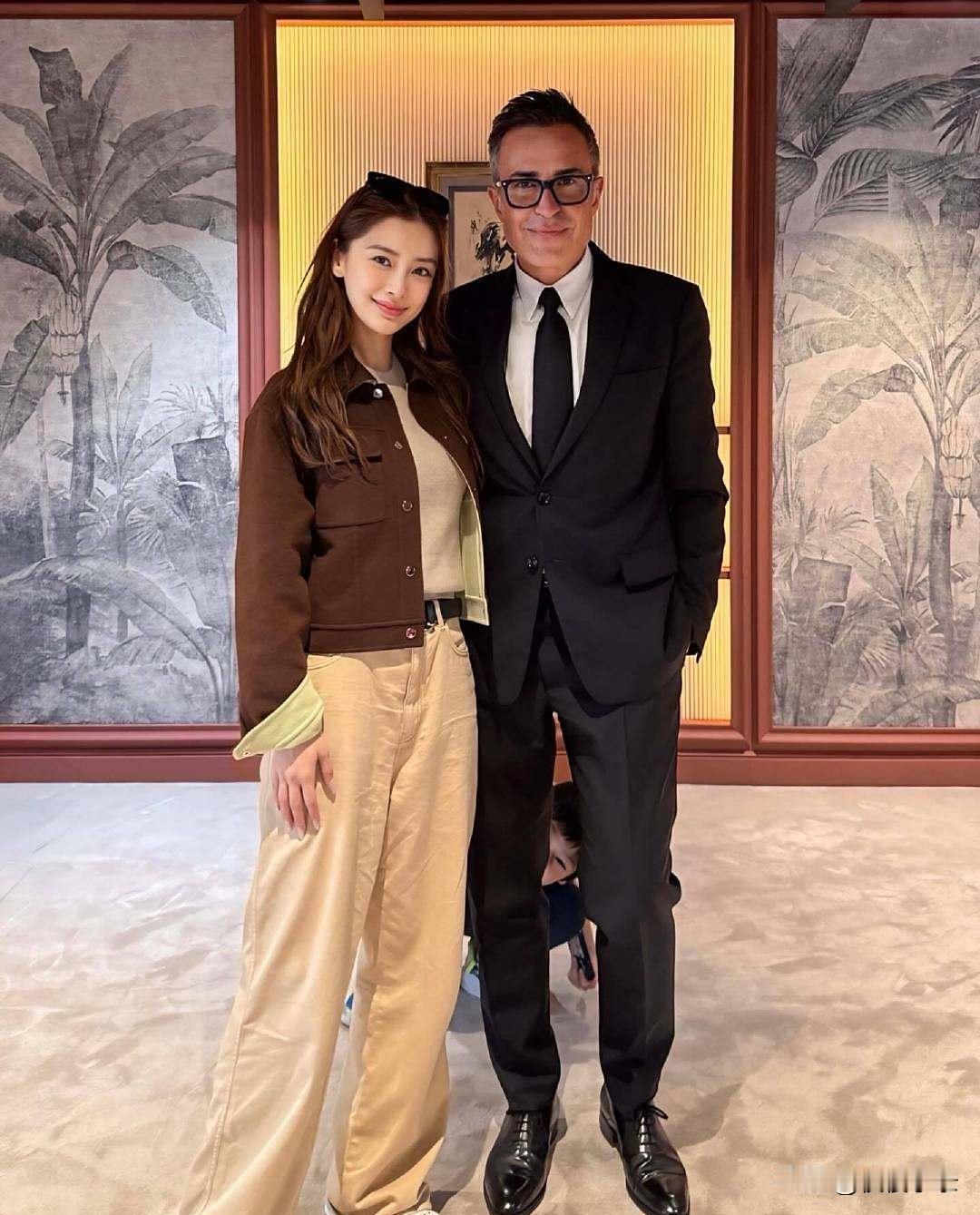 Angelababy和爱马仕总监合照，小海绵偷偷入镜！[呲牙][呲牙]