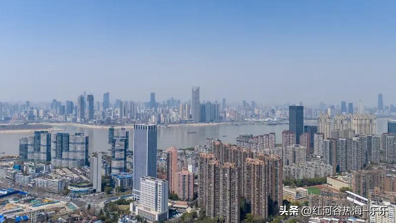 武汉楼市2026年小阳春还是挺不错的。
武汉楼市的武昌区房价维持在了1.5万左右