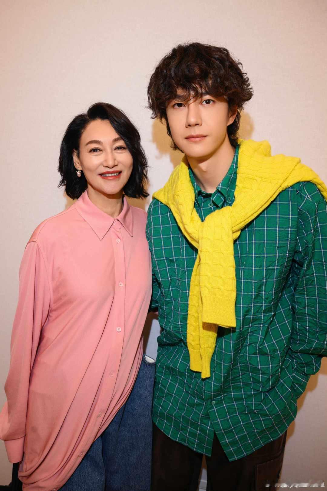 王一博惠英红合照惠英红王一博合照红姐的优雅大气和一博的青春活力碰撞，真的很有火花