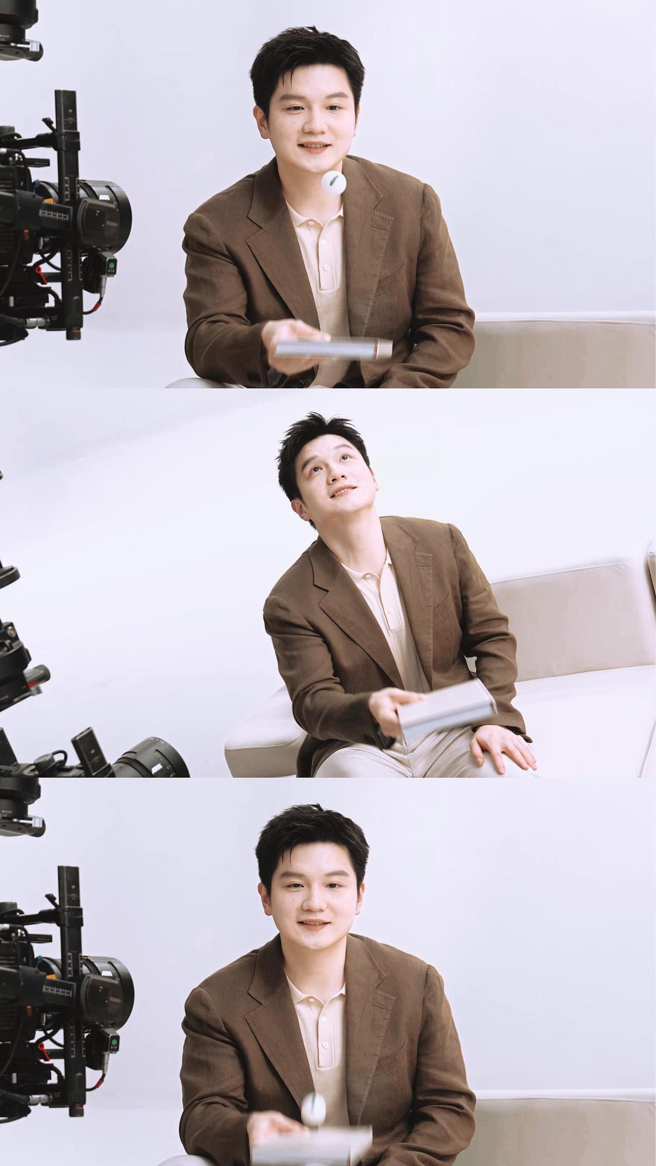 东哥一笑整个都明亮了，纯享版！
西装棕色很有高级感，温润儒雅，书香子弟的感觉，谁