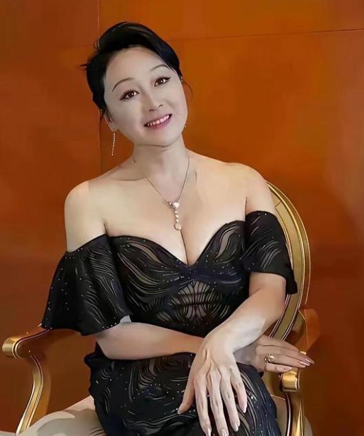 女人60岁以上，被称为花甲之年，一般都被称为老太太了！但是大家看看演员王姬，已经