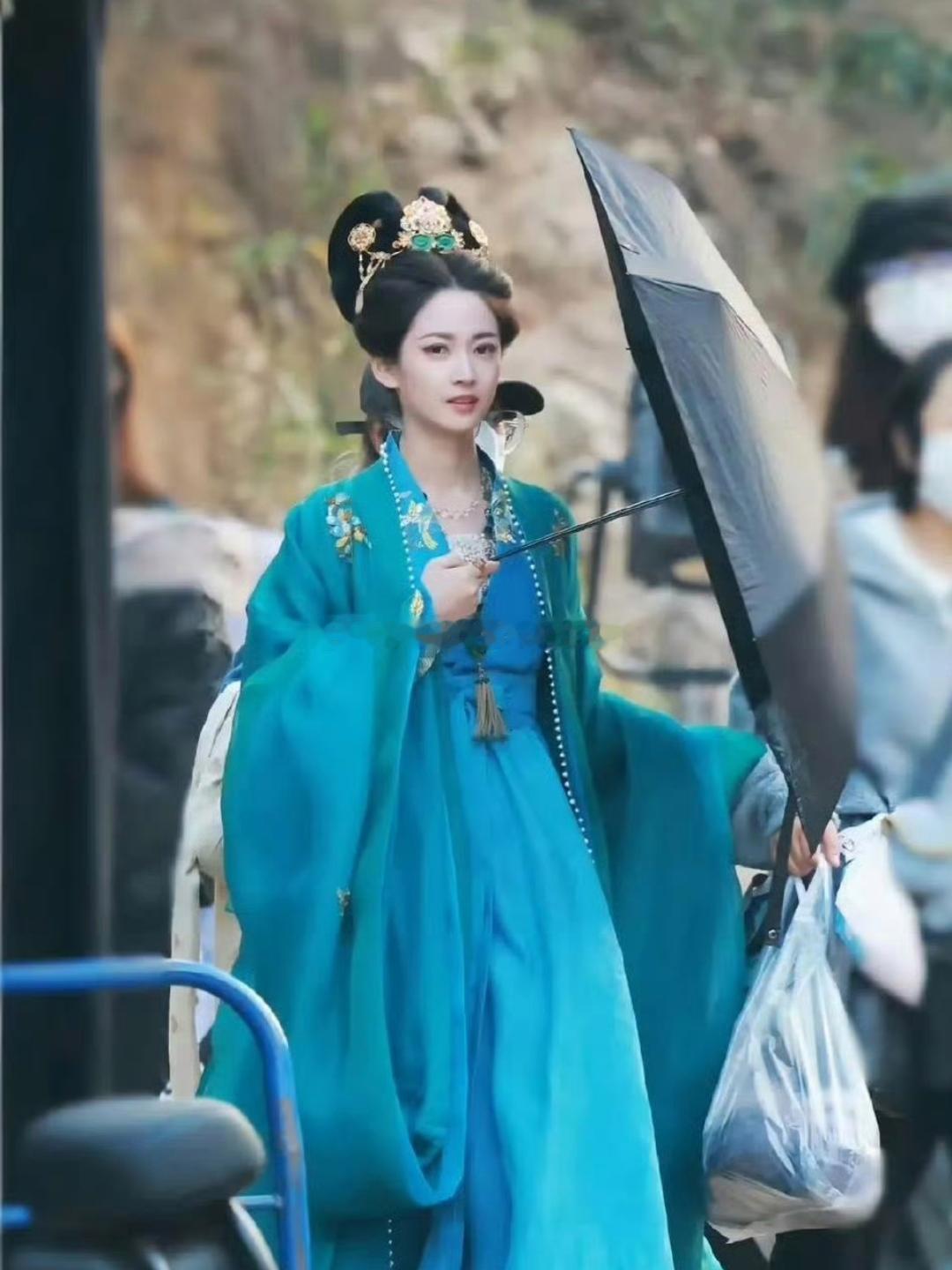 陈钰琪这个剧终于看到了让我眼前一亮的妆造，那服装跟那个婉宁公主的一样 