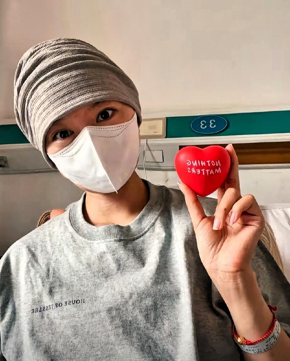 爸妈都是农民，苦了一辈子，就为供我读书。我工作第三年，刚把买房的首付钱转给他们，