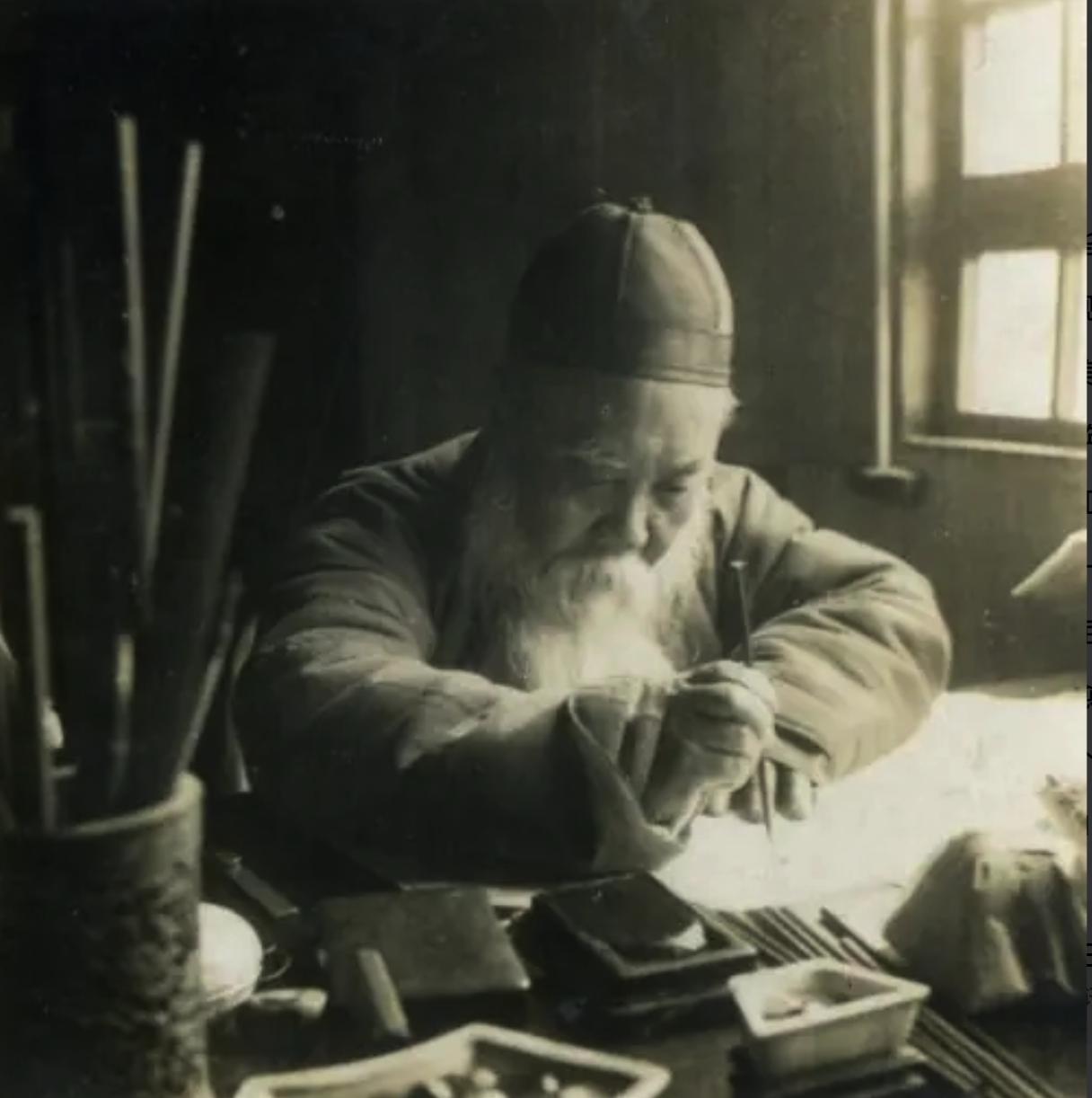 1902年，19岁的马一浮丧妻，他伤心欲绝，岳父同情他，便问：“我三女儿和她姐很