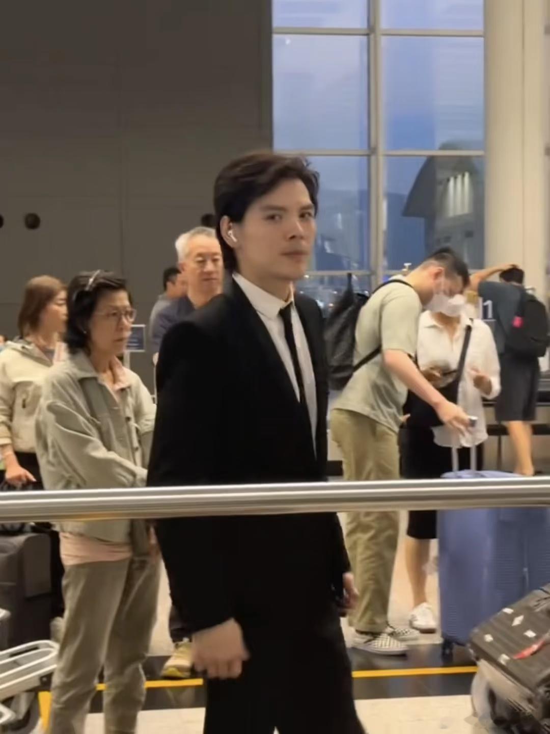 向佐变帅了向佐这波活动图太让人眼前一亮！西装挺拔、发型利落，细节全是精致感，状态