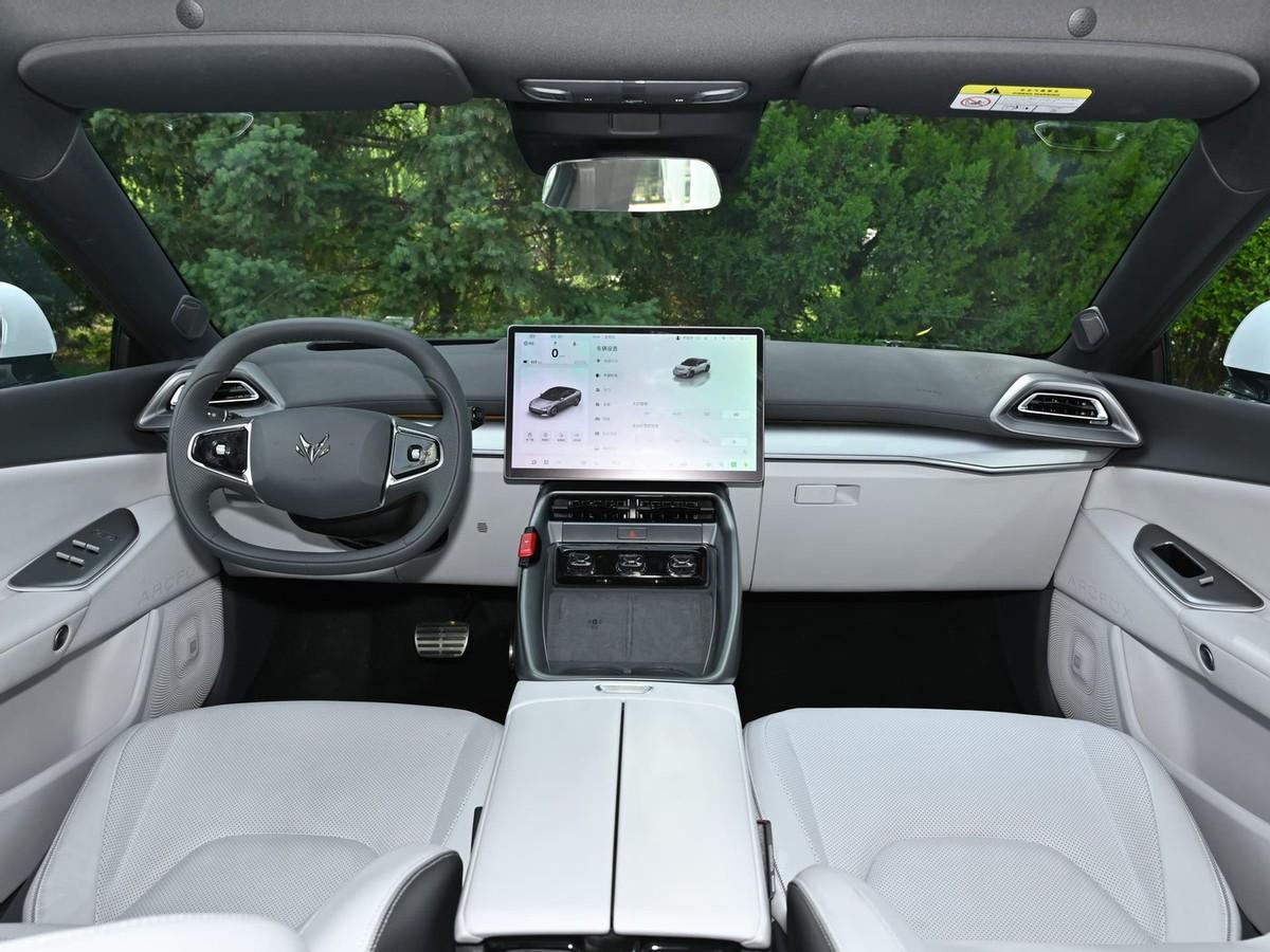 加班到深夜，拖着疲惫的身体往家赶，路上突然想起电车电量不多了，心里直打鼓。好在极