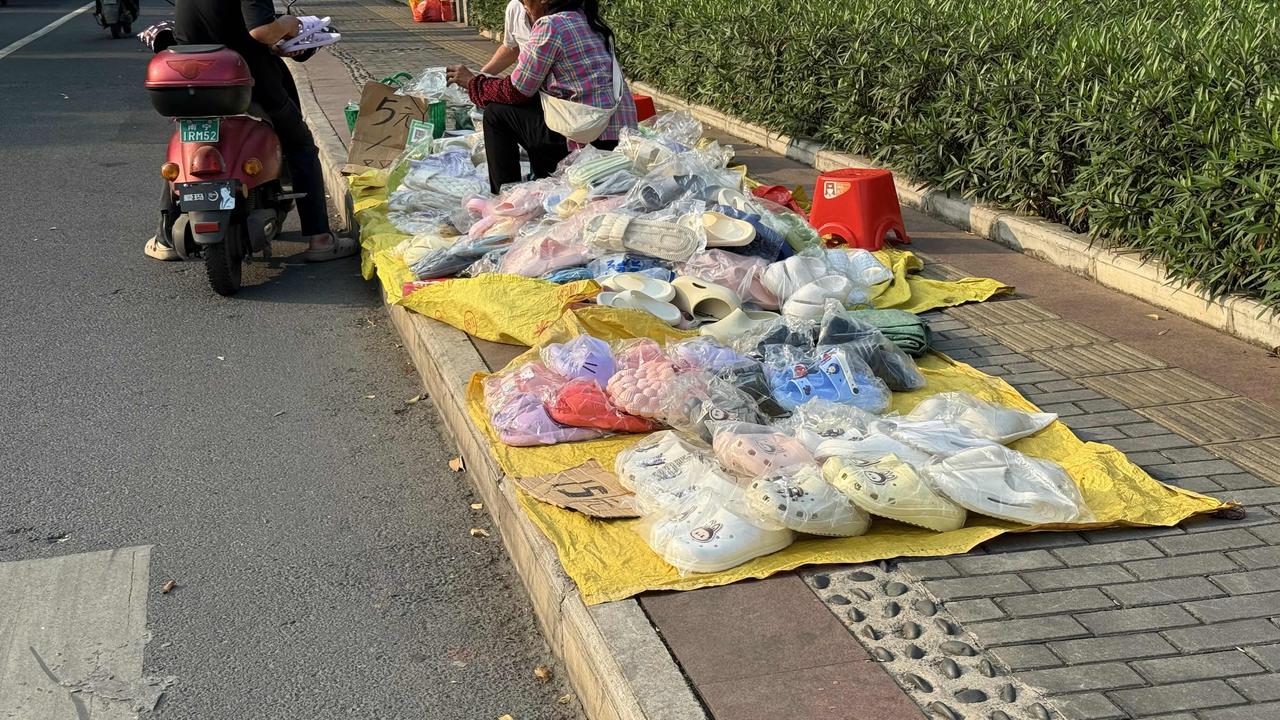 南宁街头5元一双拖鞋，这事7年前我就干过了！现在还那么多人在做，你会买吗？

最