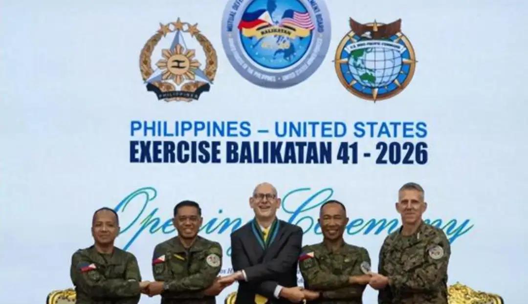 菲律宾国防部长特奥多罗彻底不装了，公开拉日本联手围堵中方。话音刚落不到24小时，