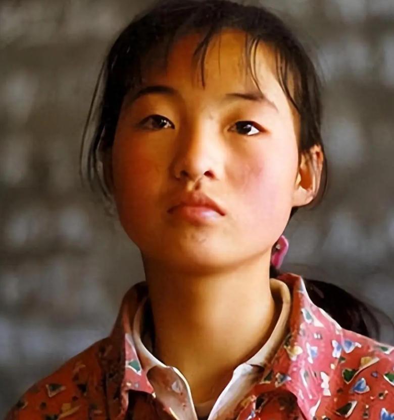 1999年，张艺谋捧红了农村女孩魏敏芝。拍完戏后，魏敏芝想进演艺圈，张艺谋却不同