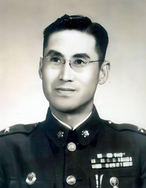 1994年，春风送暖，韩练成中将的儿子韩兢，前往澳门办理公事，特意去拜访父亲的挚