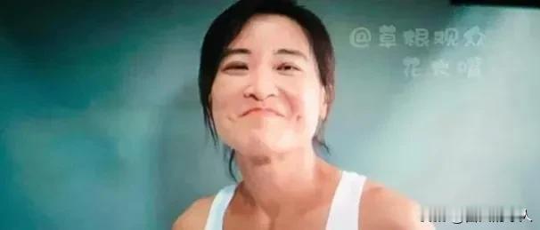 终于，贾玲做客直播间露面了，看到减肥后真实的贾玲，相比起以前肉嘟嘟的她，完全看不