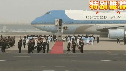 兄弟们，这段视频在国外火了
特朗普登上空军一号后
中方欢送人员在几分钟内迅速撤场